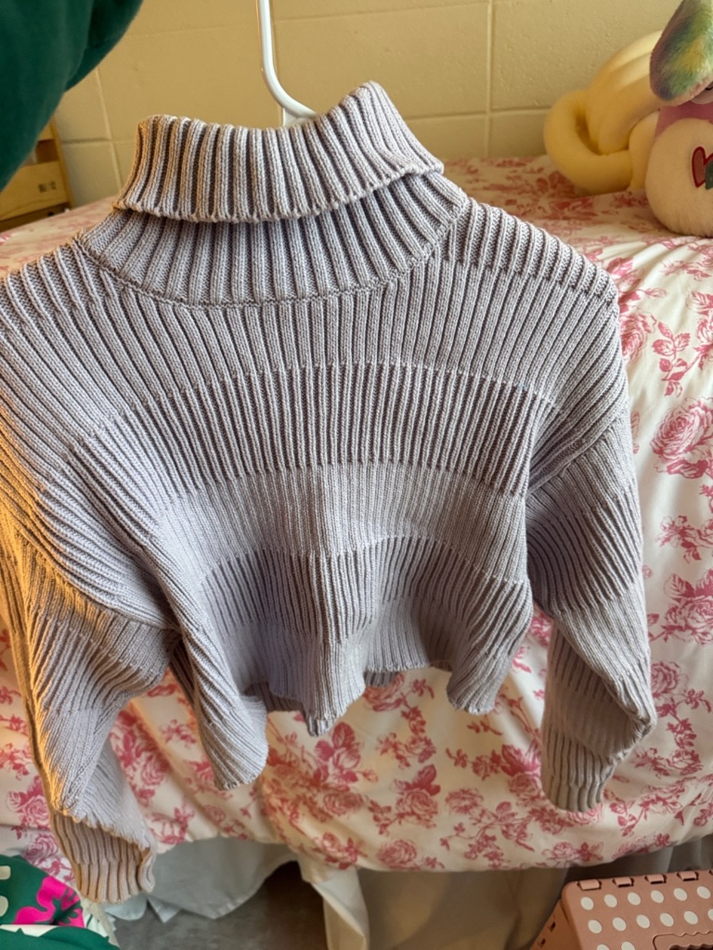 La Hearts Cropped Ribbed Turtleneck Sweater - Light Lavender